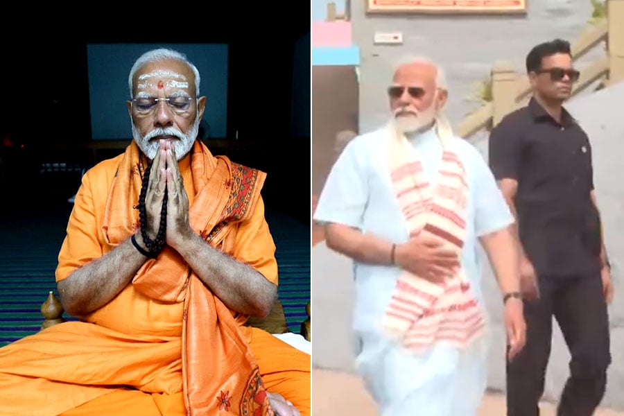 PM Modi ends his 45 hour meditation in Vivekananda Rock