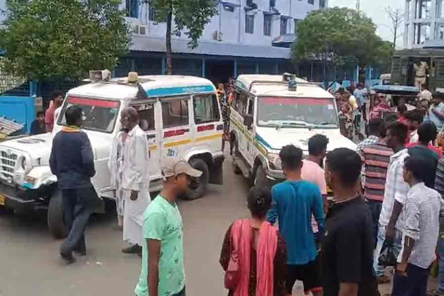 বল ভেবে বোমা নিয়ে খেলা করতে গিয়ে বিপত্তি, আশঙ্কাজনক ২ খুদে পড়ুয়া