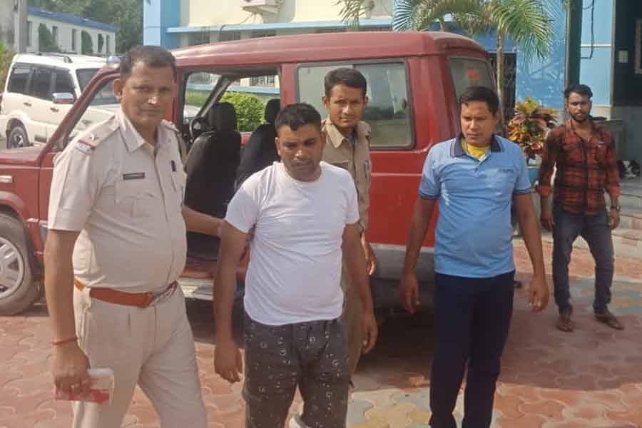 গৃহকর্ত্রীকে বেঁধে রেখে ৭ ভরি সোনা লুট, মুর্শিদাবাদে গ্রেপ্তার বাংলাদেশি ডাকাত দল