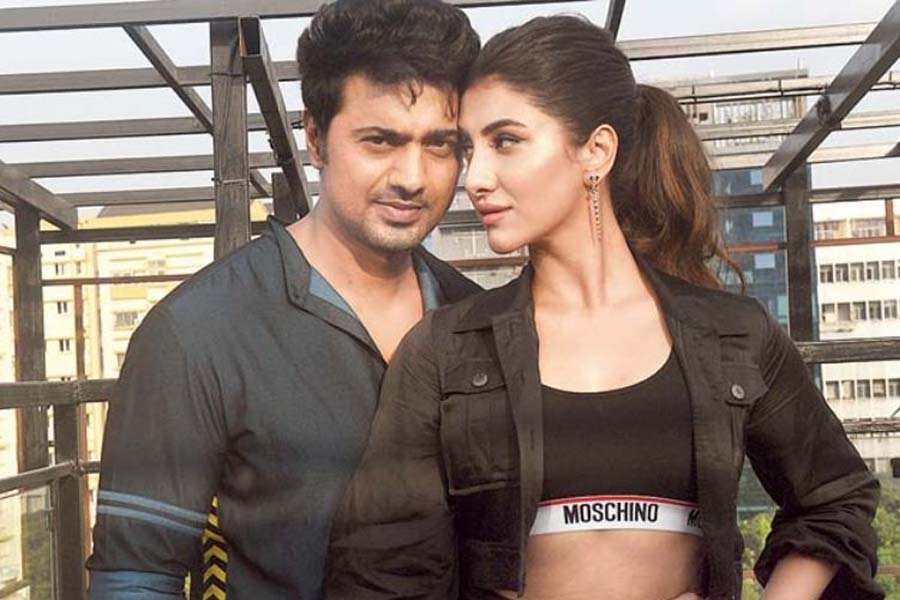 জন্মদিনেও ‘বুমেরাং’! দেবের সঙ্গে কী প্ল্যান বার্থডে গার্ল রুক্মিণীর?