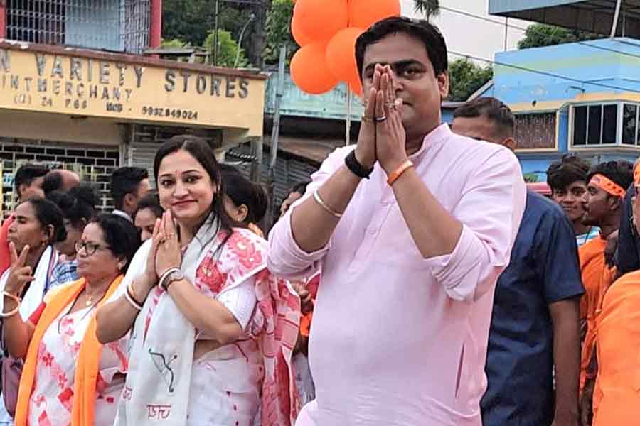 বাগদায় বিজেপি প্রার্থী শান্তনুর স্ত্রী? ‘বহিরাগত চাই না’, প্রকাশ্যে পদ্মশিবিরের কোন্দল