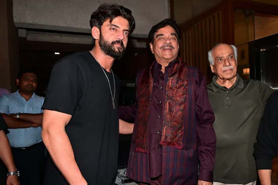 জাহির ইকবালের বাড়িতে নৈশভোজে শত্রুঘ্ন, সব বিতর্ক উড়িয়ে বুকে টেনে নিলেন হবু জামাইকে