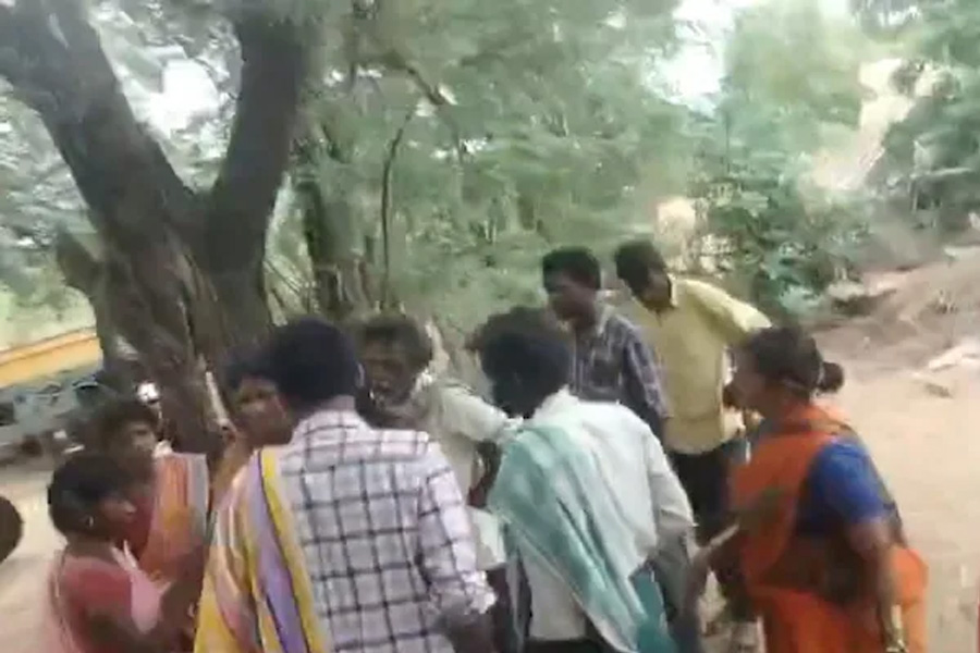 বেধড়ক মার, চোখে ও যৌনাঙ্গ লঙ্কার গুঁড়ো, তেলাঙ্গানায় আদিবাসী তরুণীকে অকথ্য অত্যাচার!