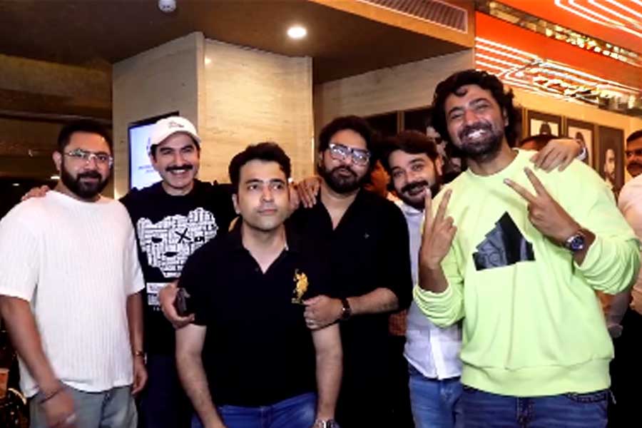 ইন্ডাস্ট্রিতে মহাজোট! ‘অযোগ্য’র স্ক্রিনিংয়ে একফ্রেমে প্রসেনজিৎ-দেব-জিৎ-আবির-সোহম-বাবুল