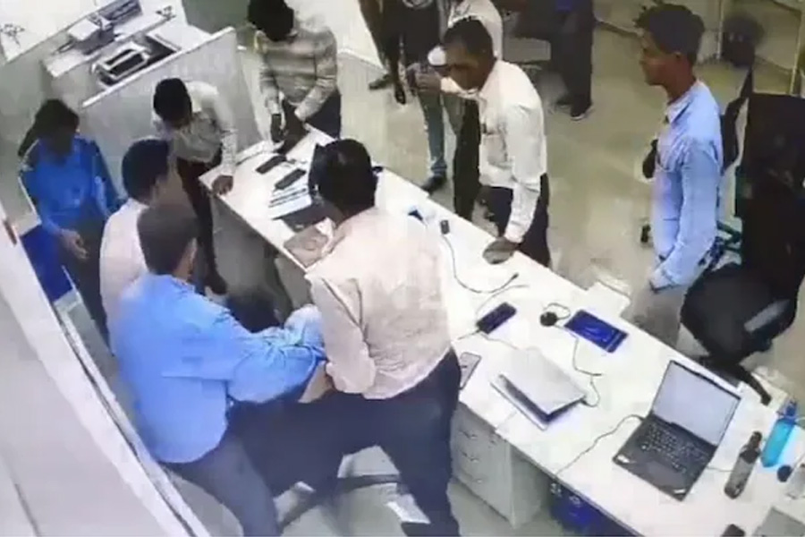 কাজ করতে করতে হঠাৎ নেতিয়ে পড়লেন, হৃদরোগে মৃত্যু ৩০ বছরের ব্যাঙ্ক ম্যানেজারের!    