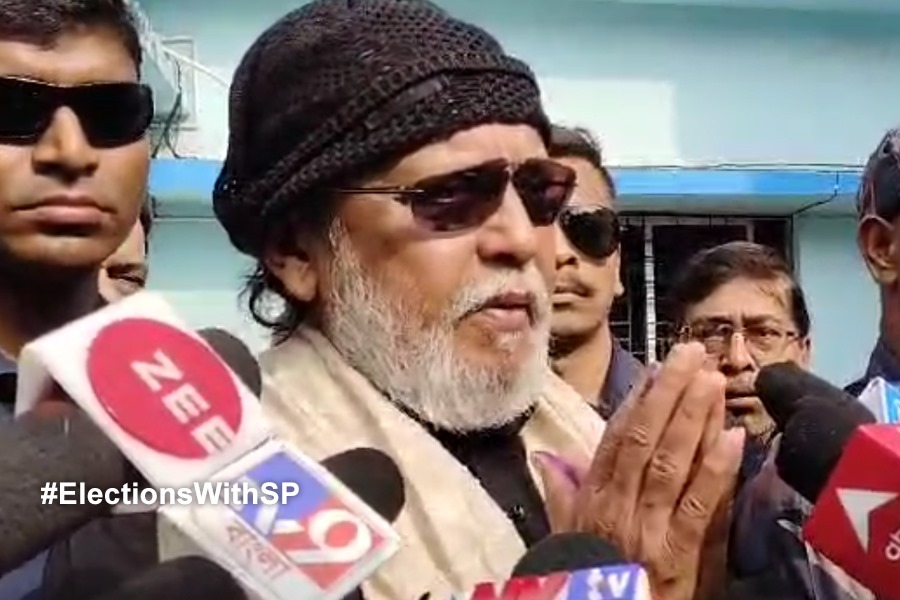 ‘আর রাজনীতির কথা নয়,’ ভোট দিয়ে মন্তব্য অভিনেতা মিঠুন চক্রবর্তীর