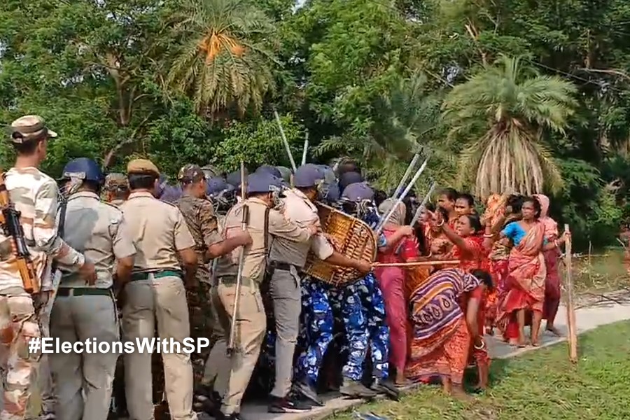 সন্দেশখালিতে ফের পথে ‘রণংদেহী’ মহিলারা, ব়্যাফের সঙ্গে হাতাহাতি