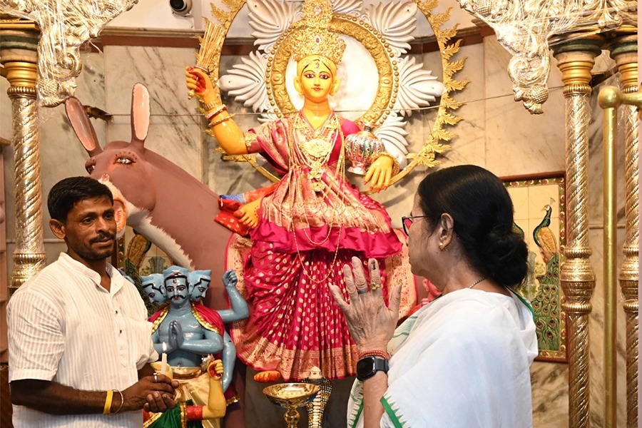 লোকসভা ভোটে দলের বিপুল সাফল্য, ভবানীপুরের শীতলা মন্দিরে পুজো মমতার