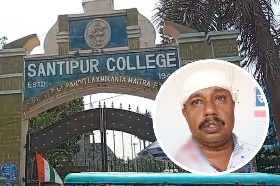 ছাত্রদের মারে মাথা ফাটল অধ্যাপকের! শান্তিপুর কলেজের ঘটনায় তীব্র চাঞ্চল্য