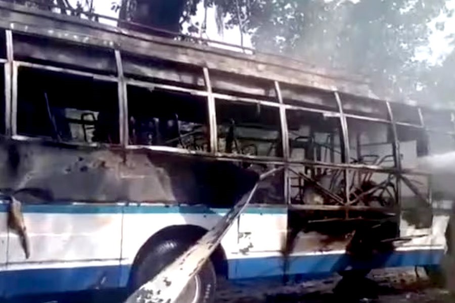 জঙ্গি হামলায় জম্মু ও কাশ্মীরে খাদে পড়ল তীর্থযাত্রীদের বাস! বহু মৃত্যুর আশঙ্কা