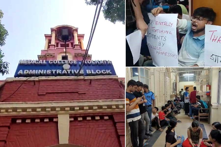 ছাত্র বিক্ষোভে উত্তাল মেডিক্যাল কলেজ, অধ্যাপকদের একাংশের বিরুদ্ধে অবস্থান