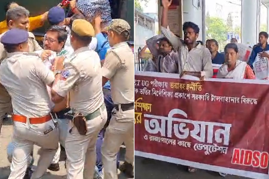 বিকাশ ভবন অভিযান ঘিরে ধুন্ধুমার! AIDSO-র বিক্ষোভে রণক্ষেত্র করুণাময়ী