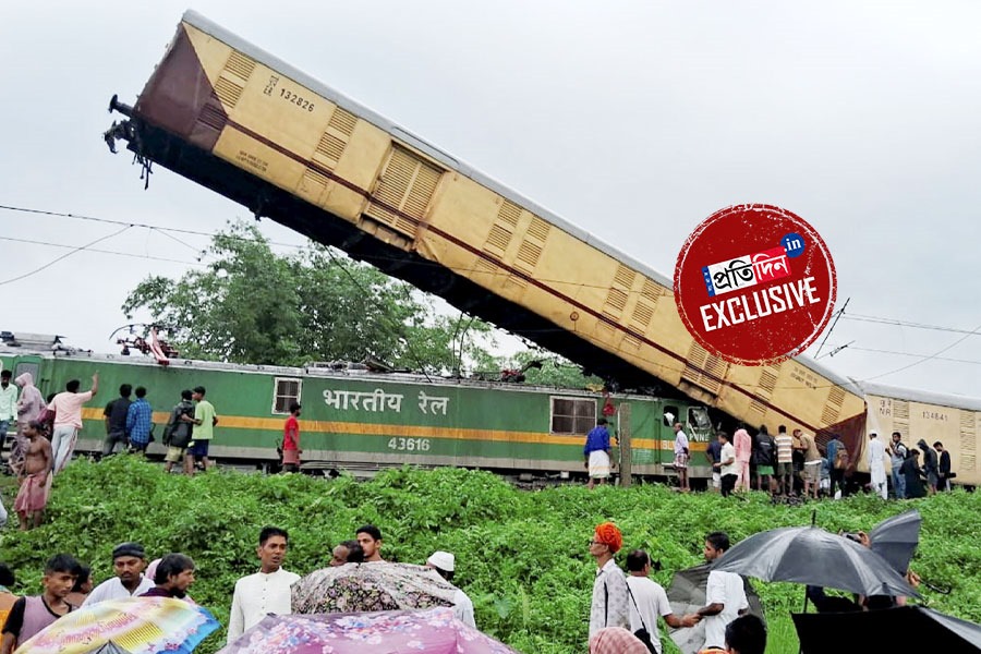 যান্ত্রিক ত্রুটি নাকি সিগন্যাল বিভ্রাট? কাঞ্চনজঙ্ঘা এক্সপ্রেস দুর্ঘটনার কারণ খুঁজছে রেল