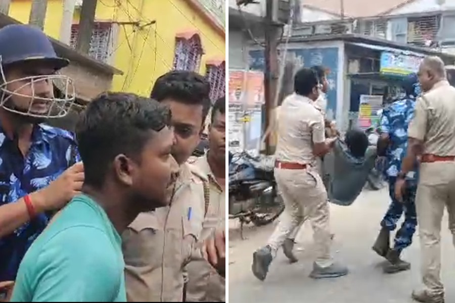 ছেলেধরা সন্দেহে দুজনকে বেধড়ক মার, পুলিশের গাড়ি ভাঙচুর, রণক্ষেত্র বারাসত