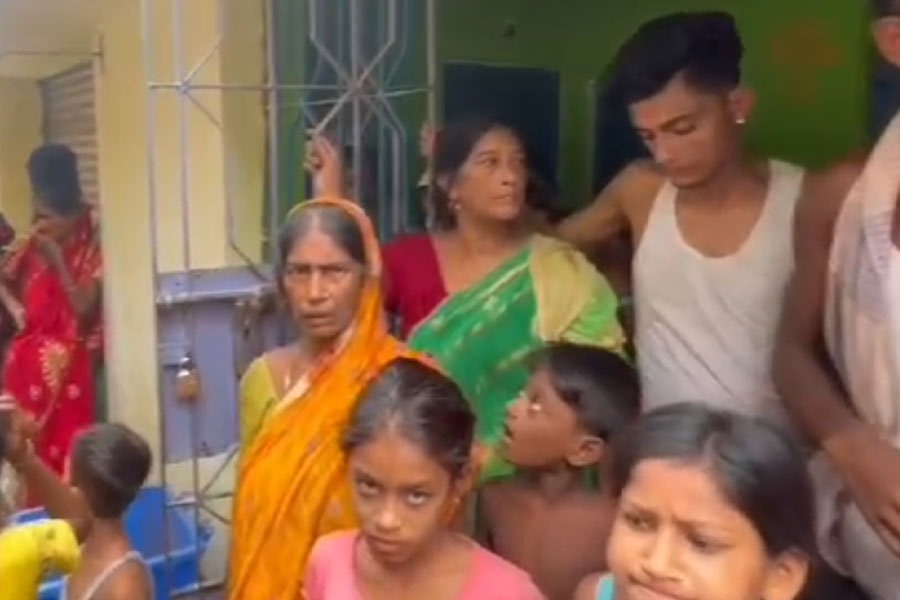 শাশুড়ির উপর রাগ! শ্বশুরবাড়িতেই বোমাবাজি ‘হেরোইন ব্যবসায়ী’ জামাইয়ের