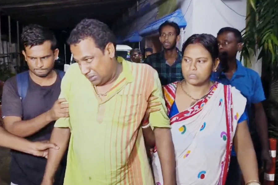 পুলিশ ‘নিষ্ক্রিয়’, ‘আক্রান্ত’ স্বামীকে নিয়ে থানার সামনে ধরনায় কামদুনির টুম্পা
