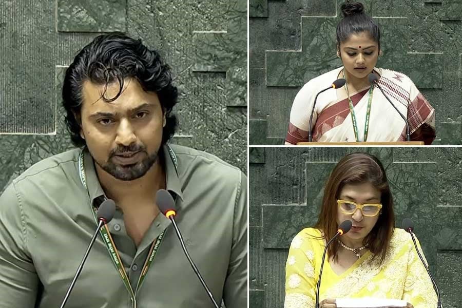 ‘মিষ্টিভাষা’ বাংলায় শপথ তারকা সাংসদদের, লোকসভায় দেব, সায়নী