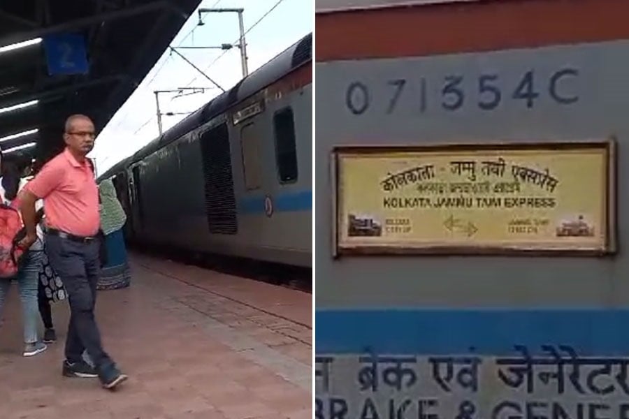 জম্মু তাওয়াই এক্সপ্রেসে বিস্ফোরক? দক্ষিণেশ্বরে ট্রেন থামিয়ে তল্লাশি, ‘আতঙ্কে’ যাত্রীরা