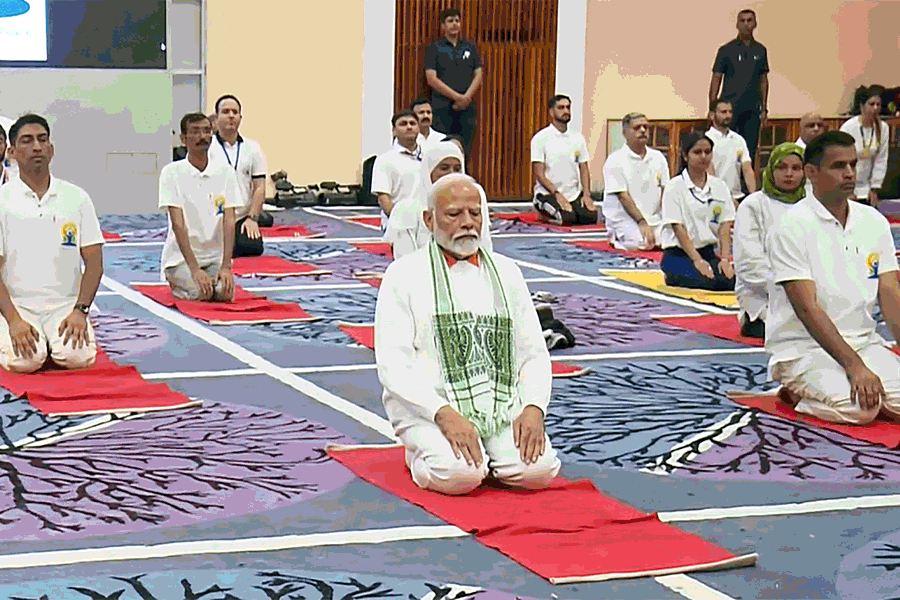 কাশ্মীরে মহিলাদের সঙ্গে সেলফি মোদির, যোগ দিবসে অংশ নিলেন রাজনাথ থেকে যোগী