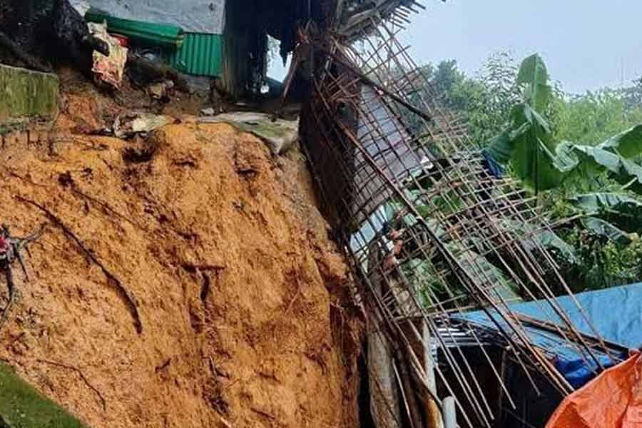 ভারী বৃষ্টিতে কক্সবাজারে পাহাড়ি এলাকায় ধস, রোহিঙ্গা ক্যাম্পে মৃত ৯
