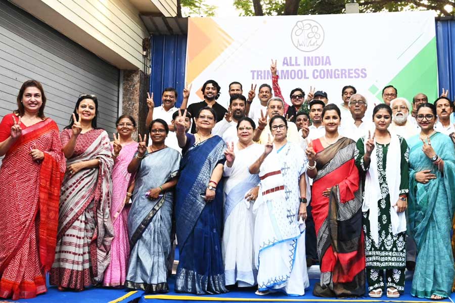 ছোট্ট টিপ, হালকা লিপস্টিকে মমতার বৈঠকে ‘শো স্টপার’ মহুয়া-জুন-রচনা, আর কারা নজর কাড়লেন?