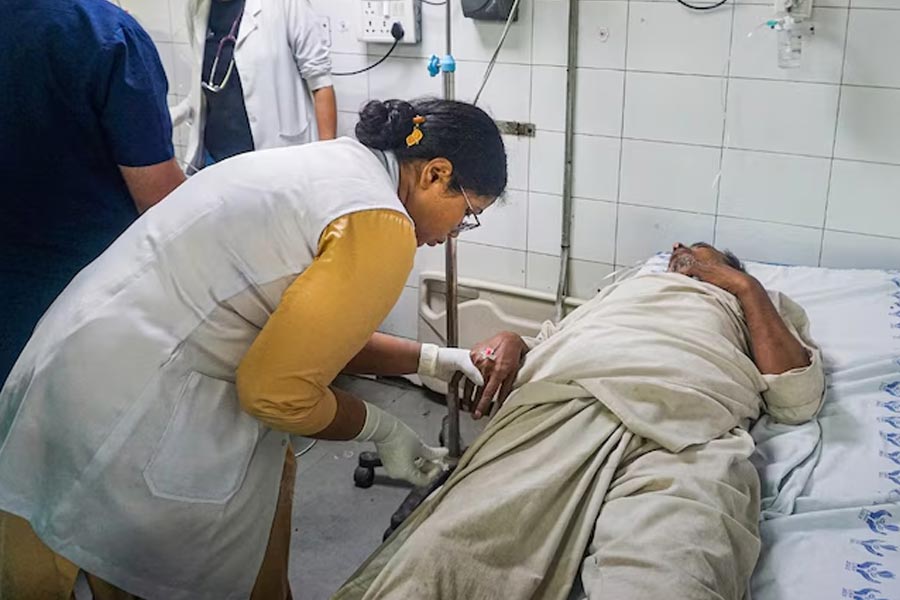 প্রবল গরমে দিল্লিতে মৃত বেড়ে ২০, হাসপাতালের জন্য বিশেষ নির্দেশিকা কেন্দ্রের