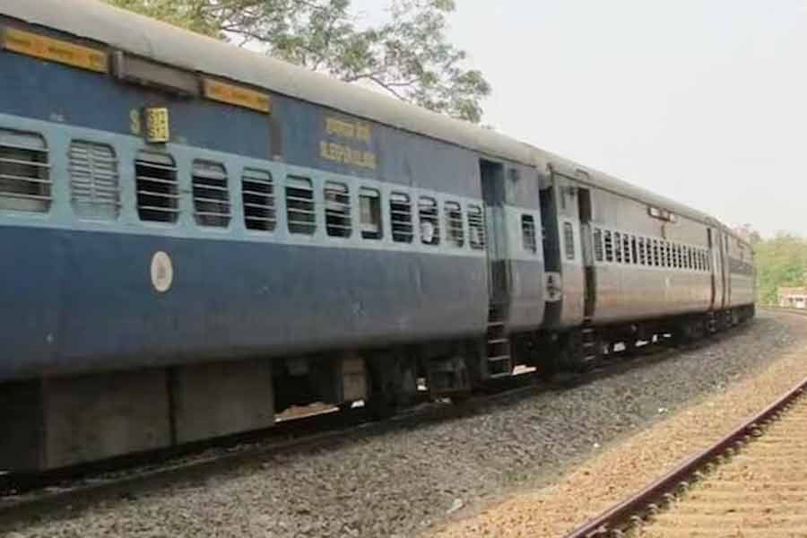 চলন্ত ট্রেনে যাত্রী-সহ ‘আপার বার্থ’ মাথায় পড়ে মৃত্যু কেরলের প্রৌঢ়ের! কী বলল রেল?