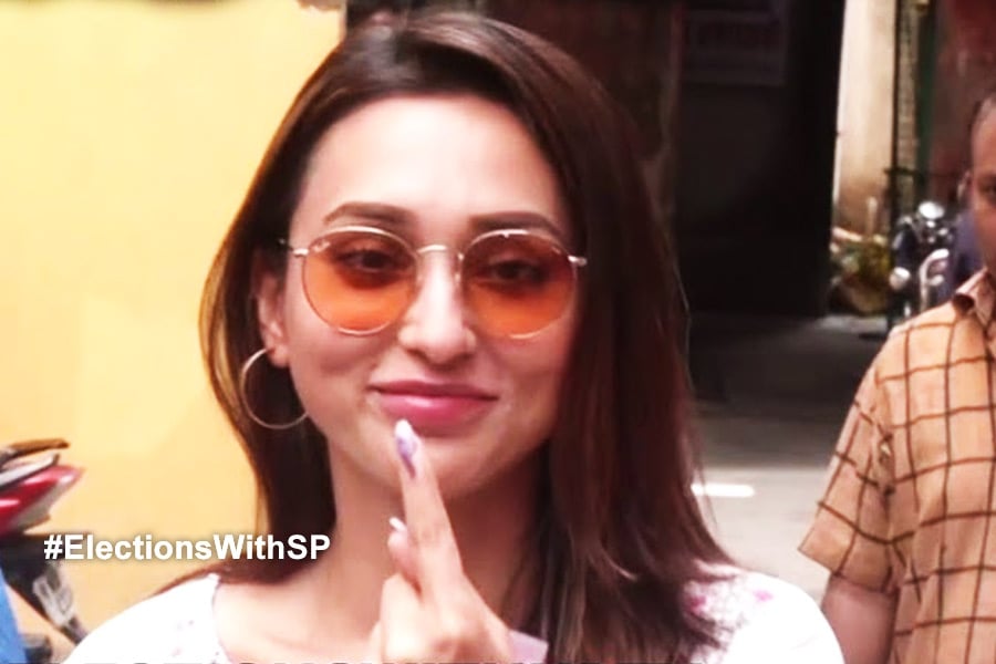 Actress Mimi Chakraborty helps old man to cast his vote