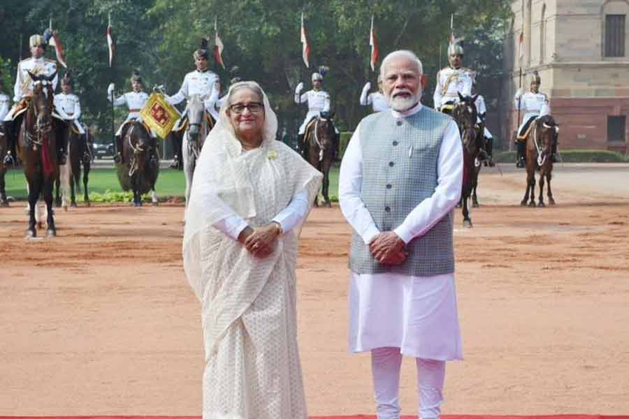রাষ্ট্রপতি ভবনে গার্ড অফ অনার হাসিনাকে, রাজঘাটে পুষ্পস্তবক অর্পণ বাংলাদেশের প্রধানমন্ত্রীর
