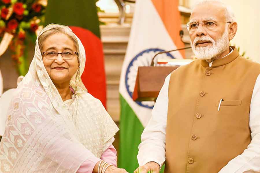 হাসিনার চিন সফরের আগেই ঢাকায় মোদি! ‘বন্ধু’ দেশে ড্রাগনের প্রভাব রুখতে বৈঠক?