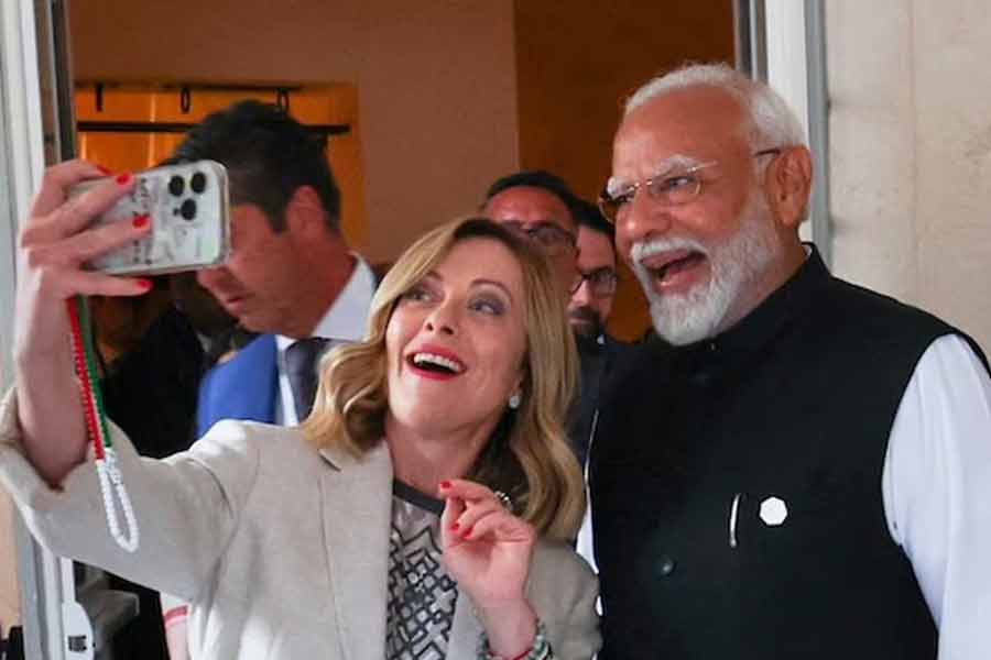 ‘যতই আমাদের দিকে কাদা ছুড়ুক…’, নিন্দুকদের জবাব দিতে মোদির হয়ে ব্যাট ধরলেন মেলোনি