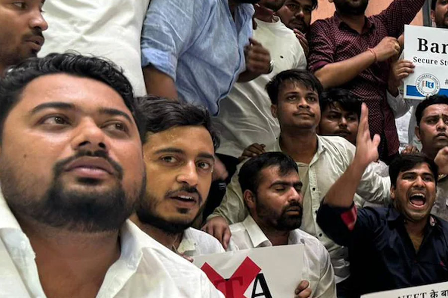 নিট বিতর্কের মধ্যেই NTA দপ্তরে কংগ্রেস ছাত্র সংগঠনের ‘তাণ্ডব’, কার্যালয়ে তালা বিক্ষোভকারীদের