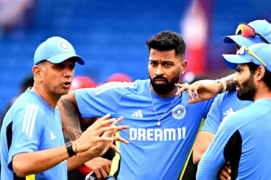 মাঠে থাকছেন সোবার্স-রিচার্ডস-লারা, ফাইনালে আজ ভাগ্যের সাহায্য চান কোচ দ্রাবিড়