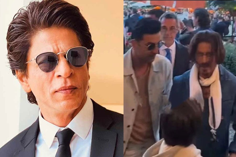 Shah Rukh Khan interacts with Ranbir Kapoor at Ambani bash, calls him Johnny Depp