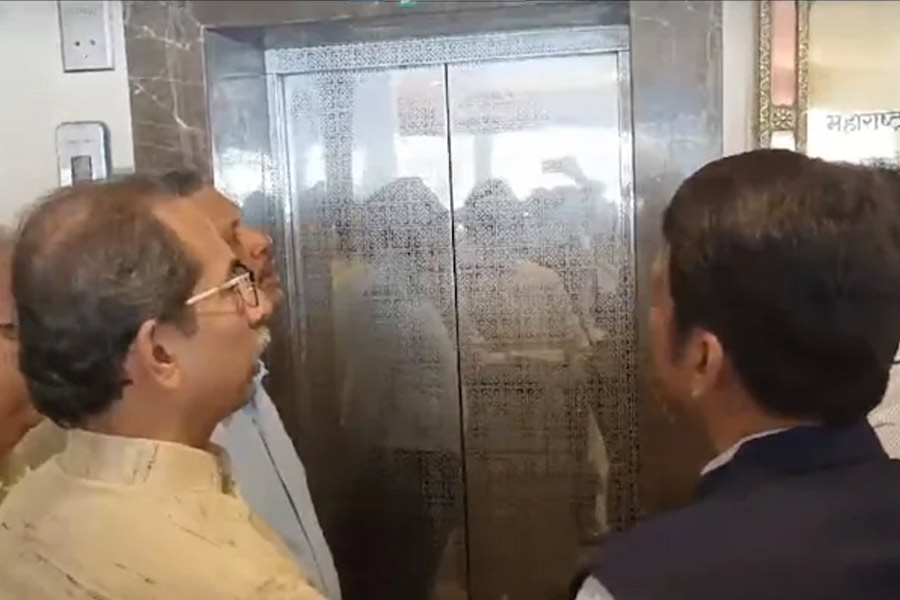 বিধানসভায় আচমকা দেখা! উদ্ধব-ফড়নবিসের ‘গোপন বৈঠক’ নিয়ে তুঙ্গে জল্পনা