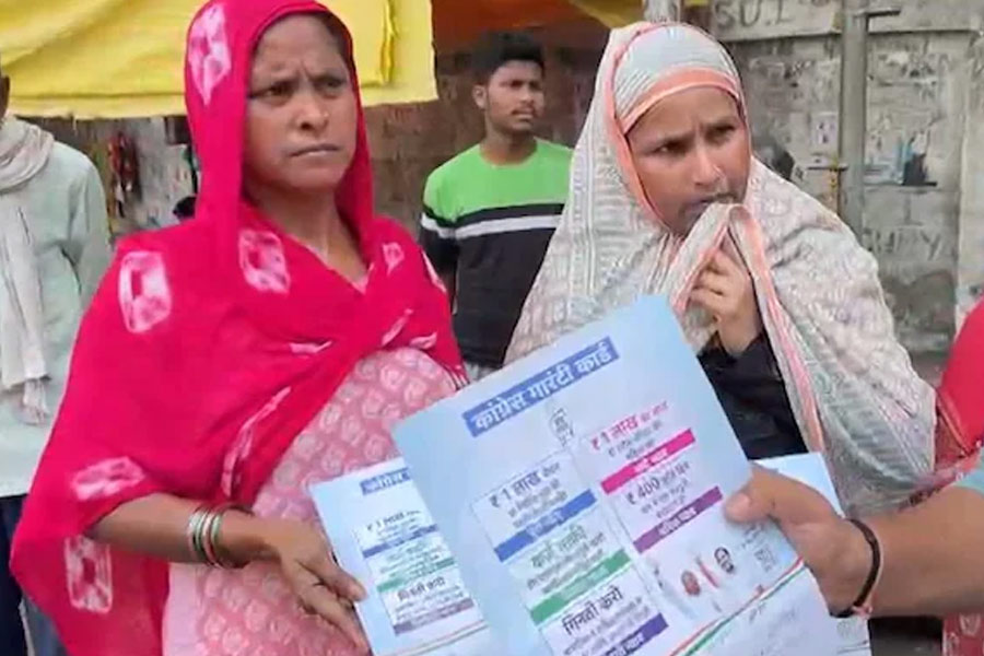 ১ লক্ষ টাকা কই? ‘গ্যারান্টি কার্ড’ নিয়ে কংগ্রেস দপ্তরে মুসলিম মহিলারা!