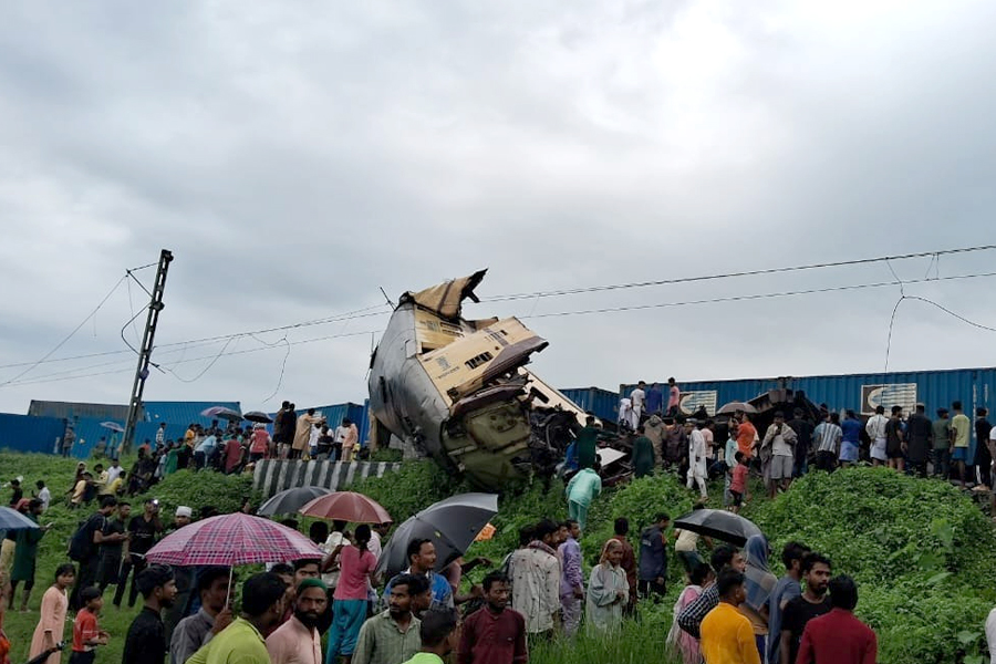কাঞ্চনজঙ্ঘা এক্সপ্রেস দুর্ঘটনায় মৃত বেড়ে অন্তত ৮, জখম ৩০