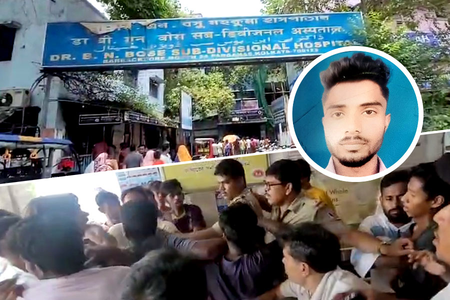 ‘ট্রেন থেকে পড়ে’ শিয়ালদহ মেন শাখায় মৃত্যু যুবকের, হাসপাতালে বিক্ষোভ যাত্রীদের