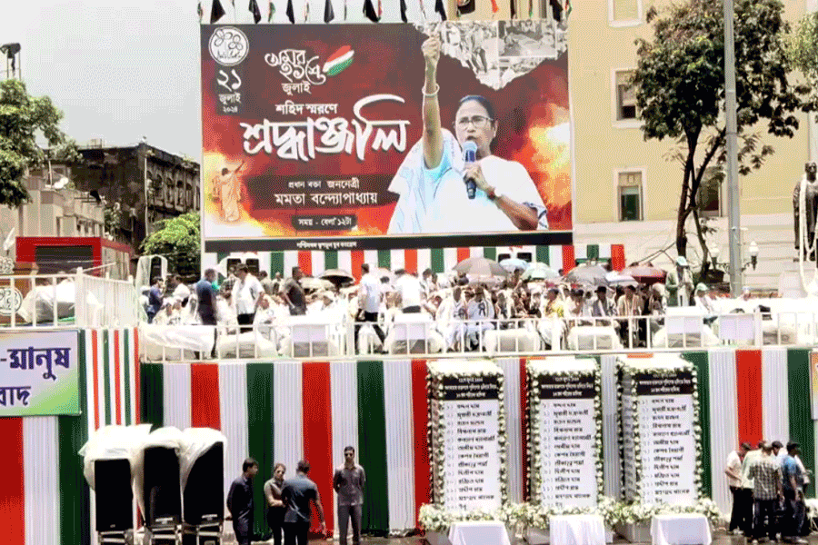 একুশের শহিদ স্মরণে জনারণ্য, ঢাকের ‘চড়াম চড়াম’ থেকে মাদলের ছন্দ, দেখুন ছবি