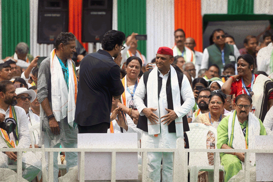 একুশের ব়্যাম্পে শ্বেতশুভ্র সাজে রাজ-শ্রাবন্তী-জুন, ‘শো স্টপার’ ব্যতিক্রমী দেব! কারা নজর কাড়লেন?