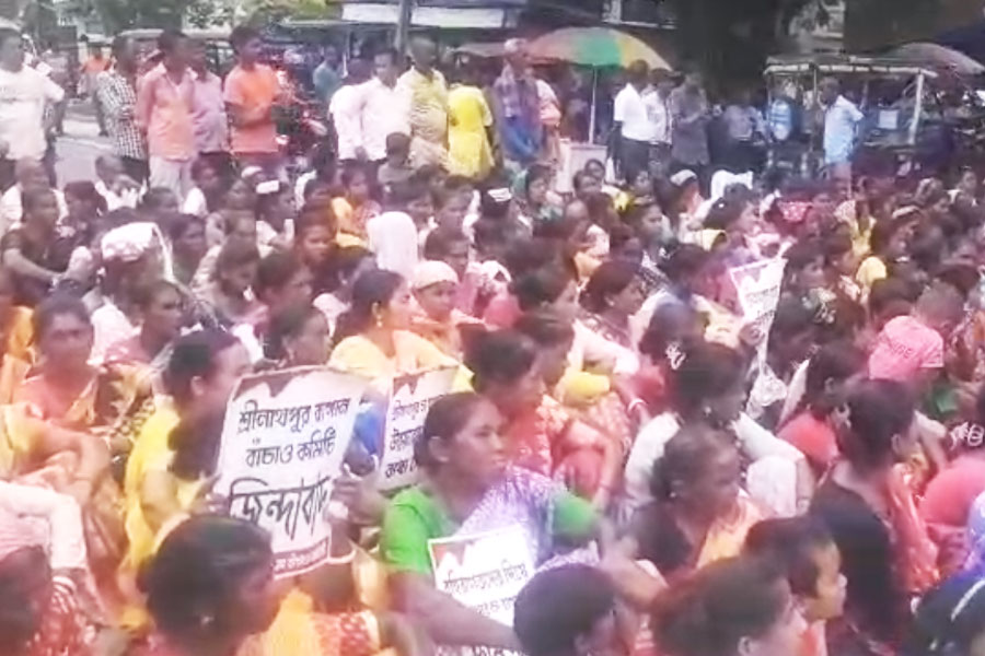 চা বাগানে বহিরাগতদের কবজা! ডুয়ার্সকন্যার সামনে বিক্ষোভ শ্রমিকদের