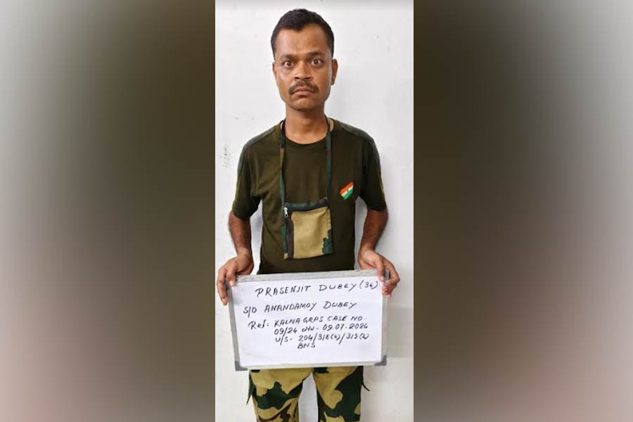 বিএসএফ আধিকারিক পরিচয়ে ‘প্রতারণা’, নবদ্বীপ থেকে গ্রেপ্তার অভিযুক্ত