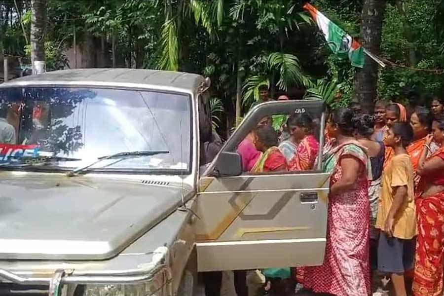 বাগদায় মানব পাচার! গাছে বেঁধে রাখা হল দালাল-সহ ১০ বাংলাদেশিকে