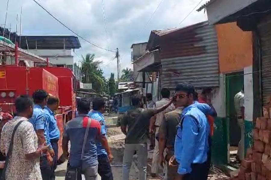ভরদুপুরে বিকট শব্দে বিস্ফোরণ, গঙ্গারামপুরে উড়ল ঘরের চাল