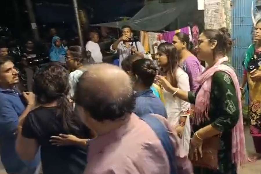দেহ দেখতে ‘বাধা’, দুর্ঘটনায় মৃত বারাসতের ছাত্রের পরিবারকে ‘হেনস্তা’ পুলিশের