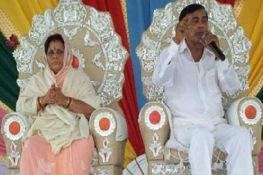 পুলিশের চাকরি ছেড়ে ধর্মগুরু! কে এই ‘ভোলেবাবা’ যার সৎসঙ্গে ঝরে গেল এত প্রাণ?