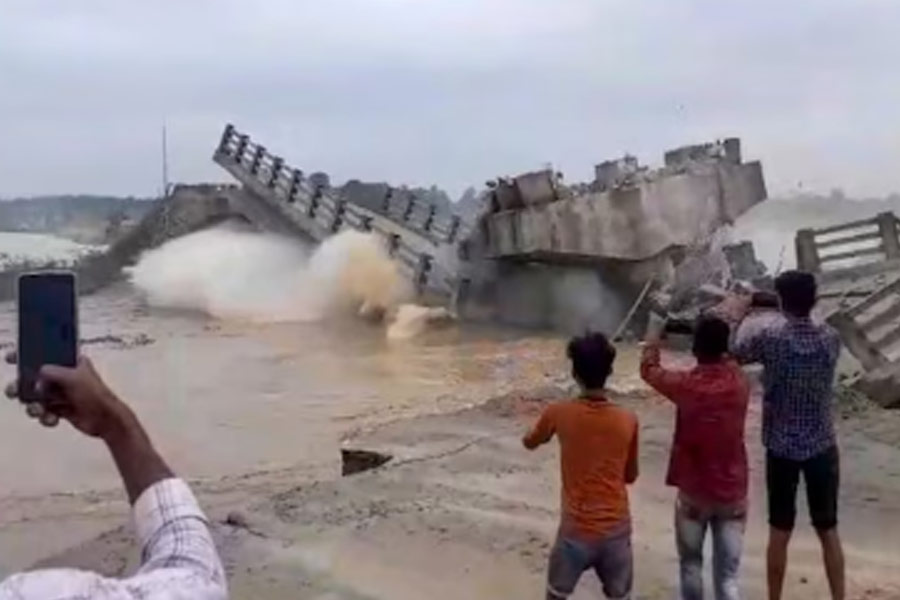 বিহারে দুসপ্তাহে ভেঙে পড়ল ১২টি সেতু, ১৫ জন ইঞ্জিনিয়ারকে সাসপেন্ড করল প্রশাসন