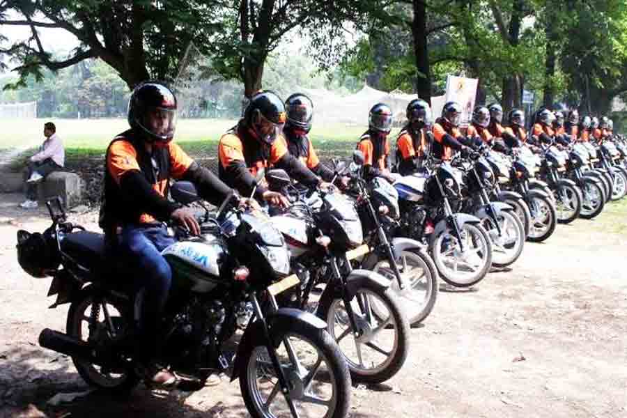 বাইকে চেপে অনলাইন মিটিং, বাড়ছে বিপদ