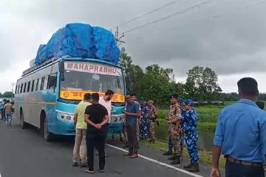 যাত্রীদের থেকে লুটপাট, বাধা পেয়ে কোচবিহারে বাসে চলল গুলি!
