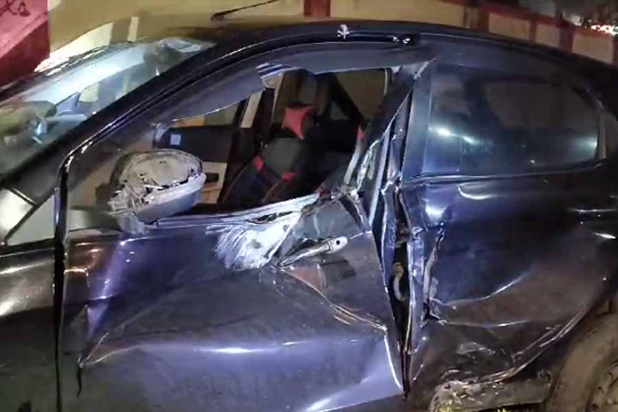 রেললাইনে মালগাড়ির ধাক্কায় দুমড়ে মুচড়ে গেল গাড়ি! খড়দহের পর বীরভূমে চাঞ্চল্য